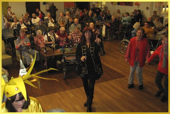 Voller Saal beim Fr�hlingsfest mit Schlagerpiratin Marina. Guckt in die Kamera und grinst.