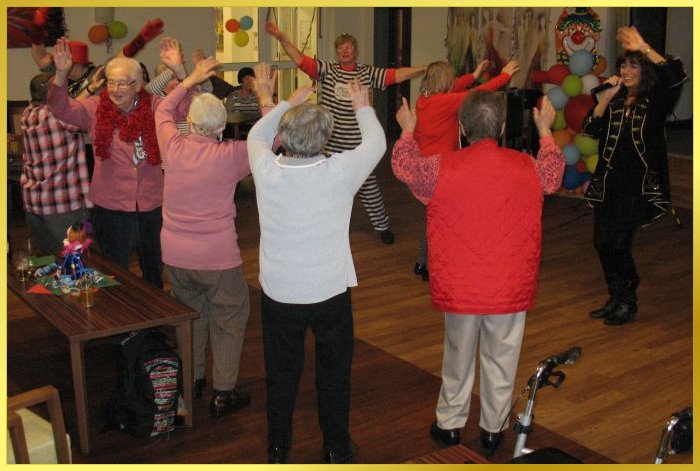 Alle G�ste stehen, H�nde hoch und die Schlagerpiratin singt.