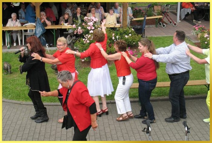 G�nsemarsch durch die Gartenanlage mit singender Schlagers�ngerin