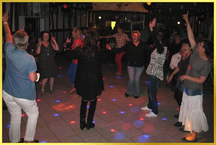 Schlagers�ngerin singt 100x belogen. Die G�ste stehen im Kreis drumrum und singen mit