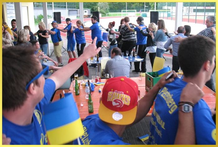 Schlagers�ngerin Marina singt Atemlos. Fu�baller machen von sich aus eine Polonaise und singen mit.