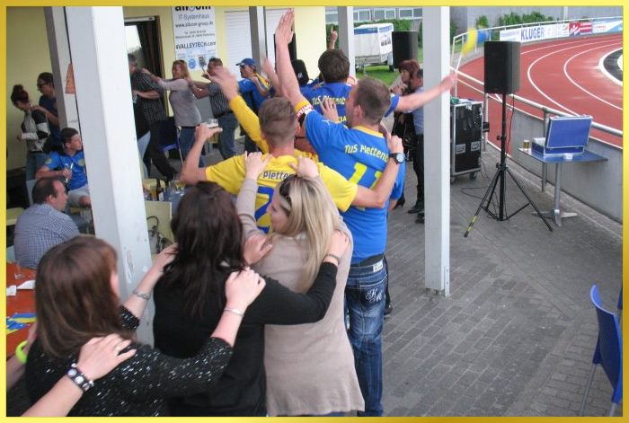 ausgelassene Polonaise mit jungen Fu�ballern und deren Freundinnen. Schlagers�ngerin singt Helene Fischer Hits.