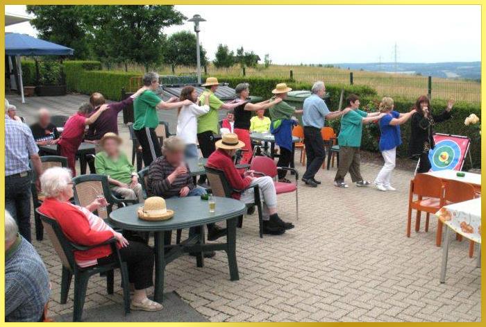 Schlagerpiratin f�hrt die Polonaise durch das Gel�nde an.