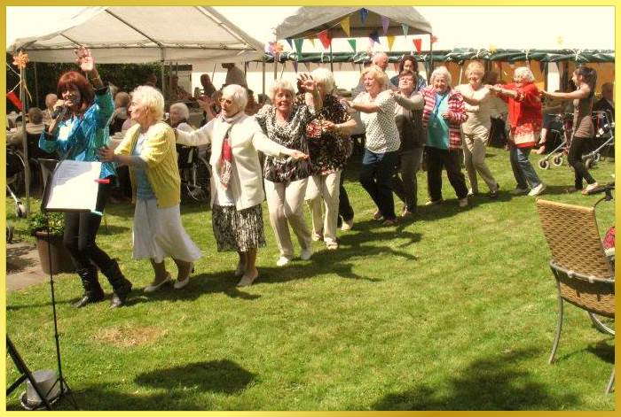 G�nsemarsch und winke winke durch die Gartenanlage beim Sommerfest der Senioren in K�ln.