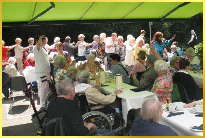 Sommerpolonaise durch die gro�e Gartenanlage. Schlagers�ngerin Marina f�hrt an und singt dazu.