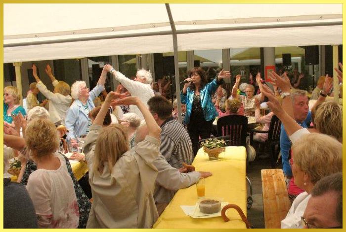 Sommerfest und Tag der offenen T�r in Bochum. Schlagers�ngerin Marina singt mitten unter den Leuten. alle winken und haben Spa�.