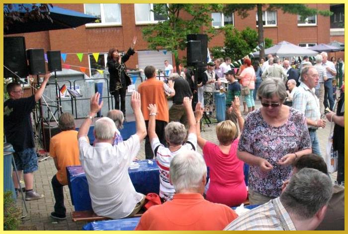Hoffest in Essen. Schlagers�ngerin im Piratinkost�m auf der Open Air B�hne.