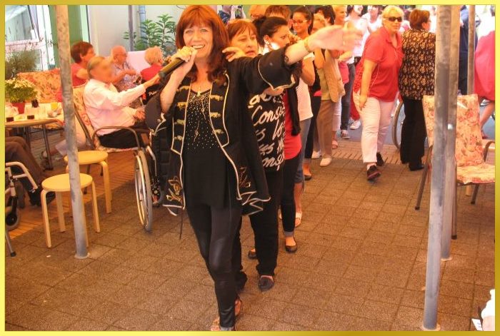 Da laufen sie wieder und singen bei Rosamunde mit. Schlagerpiratin vorneweg