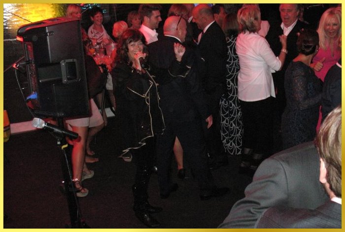 Schlagerpiratin singt Best of Helene Fischer zwischen den Hochzeitsg�sten.