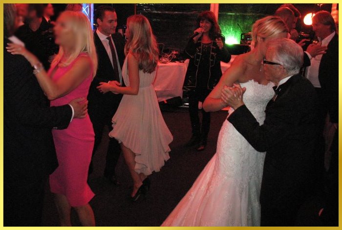 Braut und Hochzeitsg�ste tanzen. Schlagers�ngerin singt Helene Fischer Hits