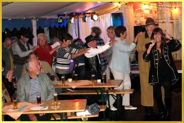 Schlagerpiratin singend, l�uft mit G�sten im G�nsemarsch durch das Partyzelt in Windeck.