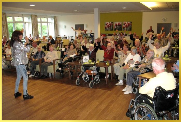Schlagers�ngerin singt f�r Senioren im vollbesetztem Saal.