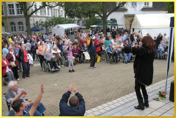 Hier ist meine B�hne einfach mal eine Treppe! Das st�rt hier aber Niemanden und alle haben Spa�!