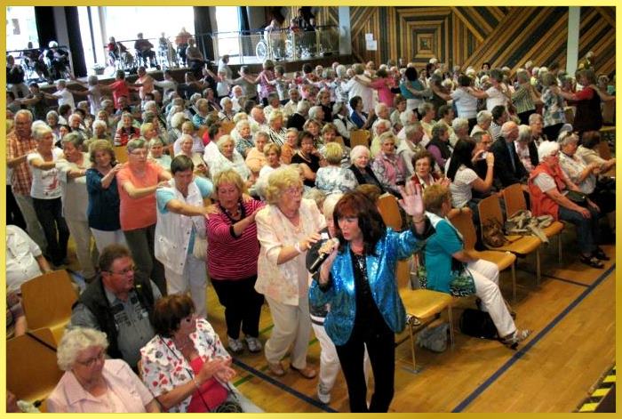 Schlagers�ngerin Marina in der Peter-Giessen-Halle mit 460 Senioren, f�hrt die l�ngste Polonaise an. 