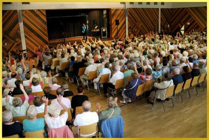 460 Senioren und Seniorinnen in der Peter-Gie�en-Halle beim Schlagerkonzert der Schlagerpiratin.