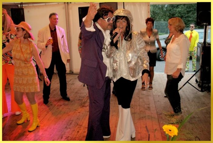 Veranstalter umfasst die Schlagerpiratin und singt zusammen mit ihr