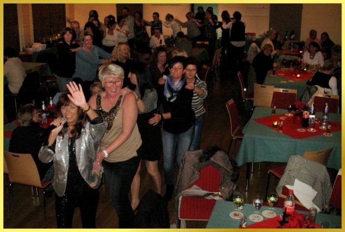 Weihnachtspolonaise durch den Saal.