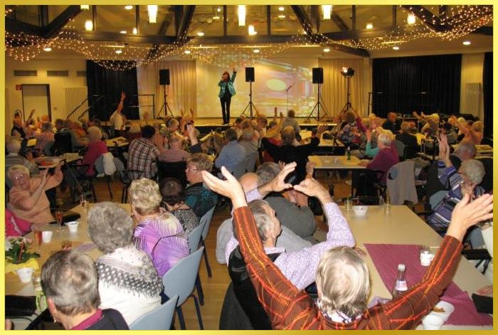 �80 Party. Voller Saal, gro�e B�hne,Schlagerpiratin singt.