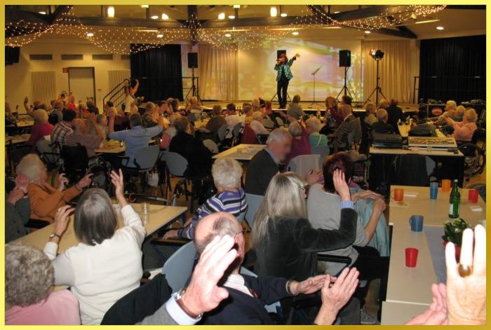 �80 Party. Voller Saal. Fr�hliche G�ste. Schlagerpiratin in ihrem Element!