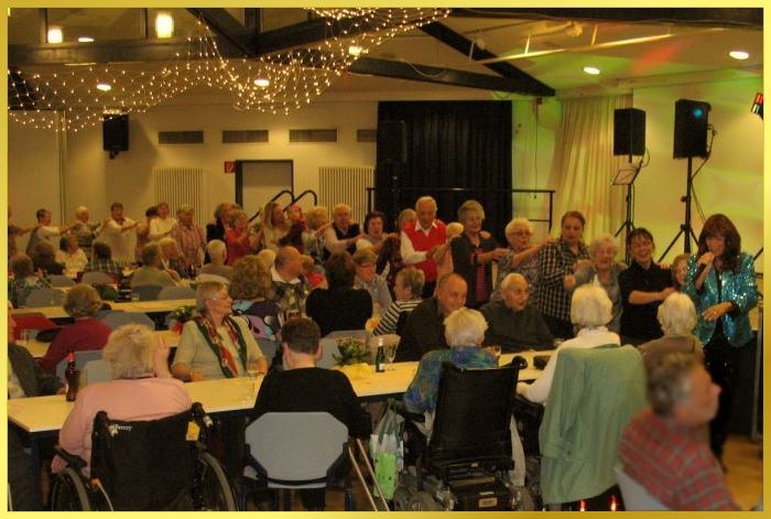 �80 Party mit Polonaise durch den gro�en Saal.