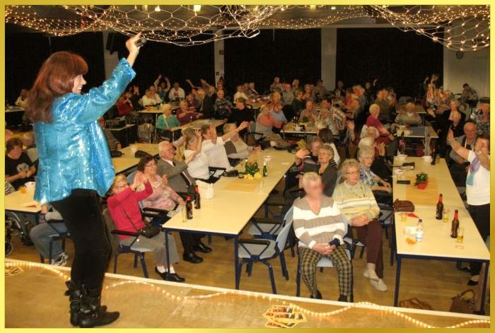 Voller Saal in K�ln bei der �80 Party! Schlagers�ngerin Marina unterh�lt die G�ste.