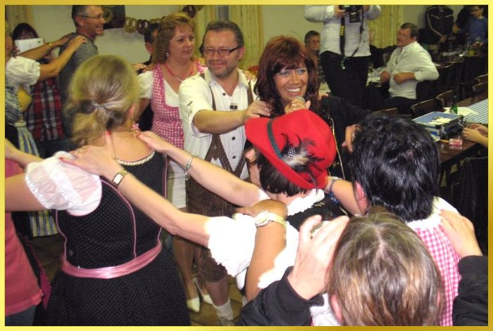 Polonaise beim Oktoberfest!Schlagerpiratin f�hrt an und singt dabei.