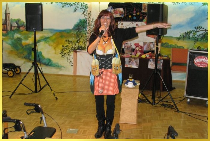 Schlagers�ngerin im Oktoberfestkost�m singt.
