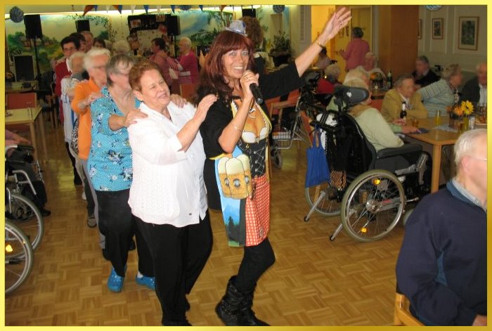 H�nde hoch und winken beim Oktoberfest. Schlagerpiratin singt!