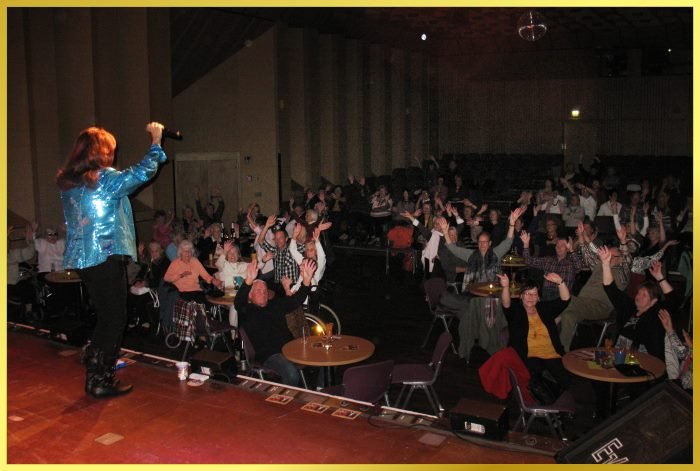 Rathaussaal in K�ln. Winkendes Publikum. schlagers�ngerin auf der gro�en B�hne.