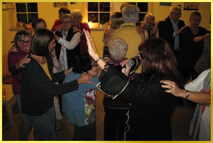 Polonaise in Langenfeld. S�ngerin vorne weg.