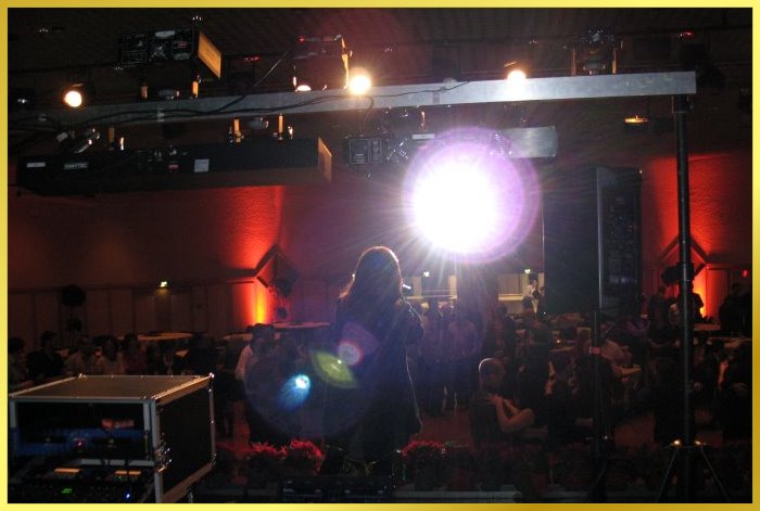 Betriebsfeier in Bad Sassendorf. Riesiger Saal. Schlagerpiratin auf der B�hne!