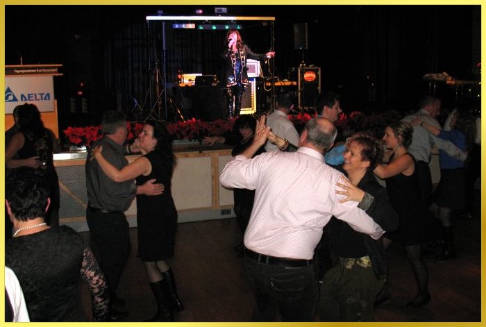 Betriebsfest Mitarbeiter tanzen. Schlagers�ngerin Marina singt Atemlos.