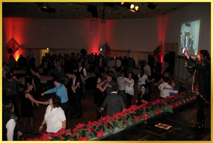 Schlagers�ngerin Marina singt DJ �tzi EIN STERN. Tanzfl�che gut besucht.