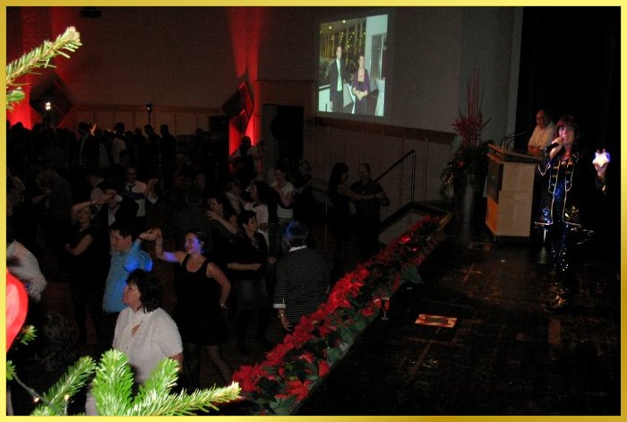 Mitarbeiter tanzen. S�ngerin auf der gro�en B�hne singt DJ �tzi, Ein Stern.