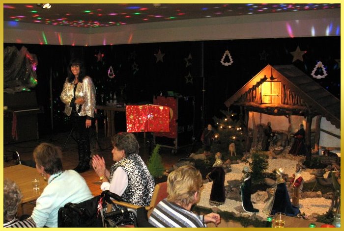 Weihnachtsfeier mit Krippe auf der B�hne und Schlagerpiratin mit Weihnachtsprogramm. 