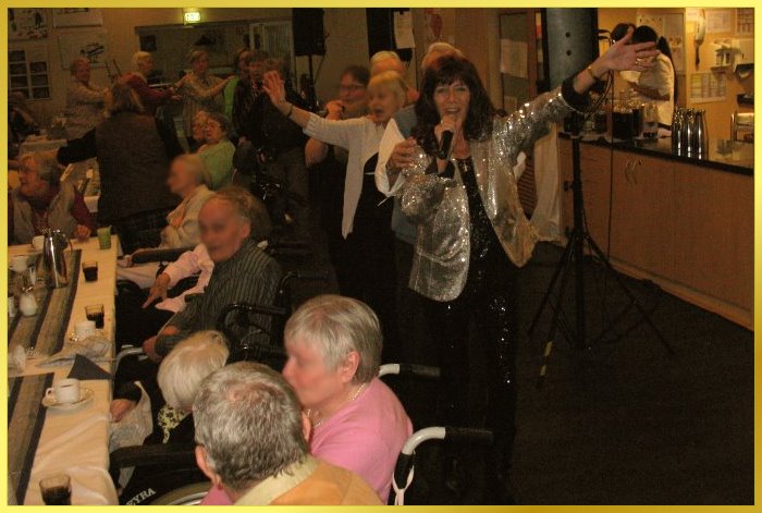 Silvester-Polonaise im Seniorenzentrum. Schlagers�ngerin vorne weg.