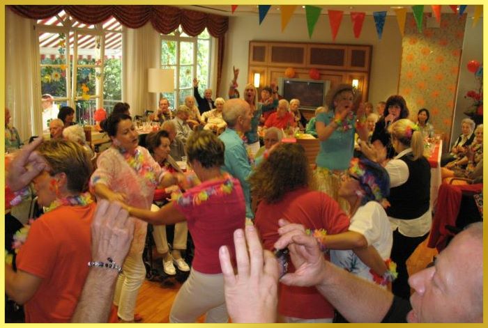 Buntes Fest. Fr�hliche G�ste tanzen. Schlagers�ngerin mitten drin.