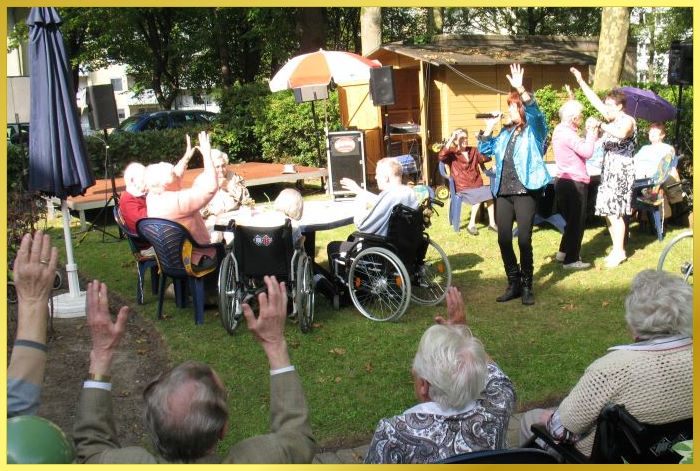Seniorenfeier im Garten. Sch�nes Wetter. Schlagers�ngerin singt.