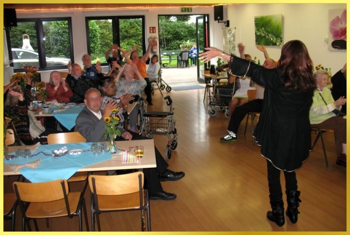 Kleiner Saal mit Publikum. Schlagerpiratin singt.