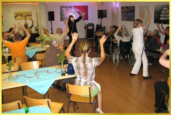 Kleiner Raum mit fr�hlichen G�sten, die alles mitmachen. Schlagerpriatin singt.