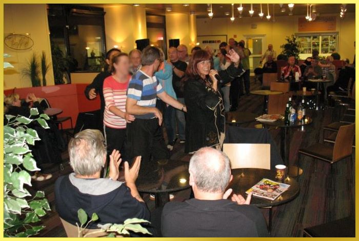 Schlagerpiratin f�hrt die Saalpolonaise in der REHA an.