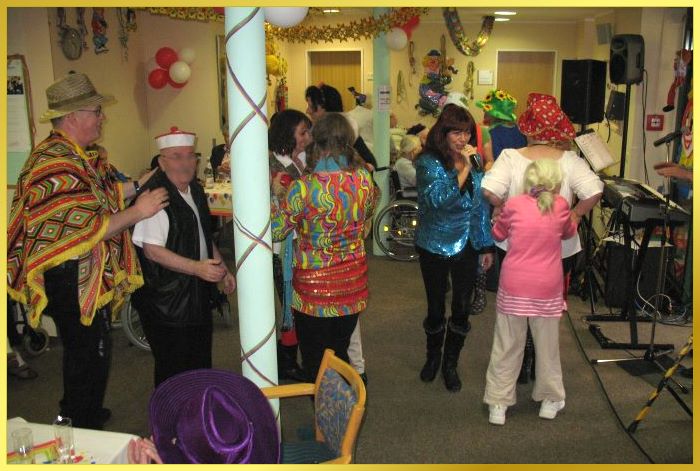 Schlagershow zum anfassen. Marina singt zwischen dem Publikum.