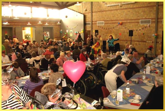 Sehr gro�er Saal mit vielen Menschen mit verschiedenen Behinderungen. Marina singt das erste Lied. 