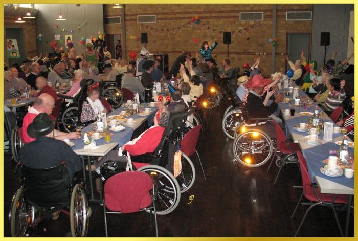 Gro�er Saal. Viele behinderte Menschen im Rollstuhl, die Spa� haben m�chten bei der Schlagerrevue!