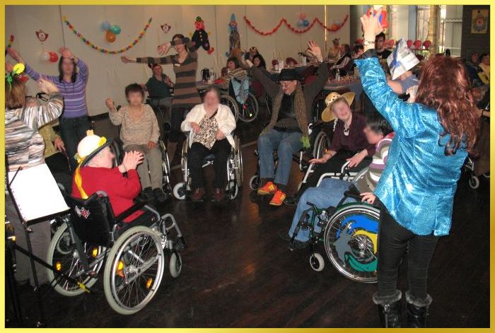Die Schlagers�ngerin umringt von Rolli-Fahrern, die klatschen und mitsingen!