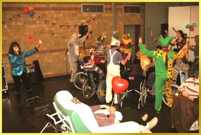 Schlagers�ngerin mit t�rkieser Paillettenjacke und leuchtendem Stern in der Hand, singt �tzi's EIN STERN!