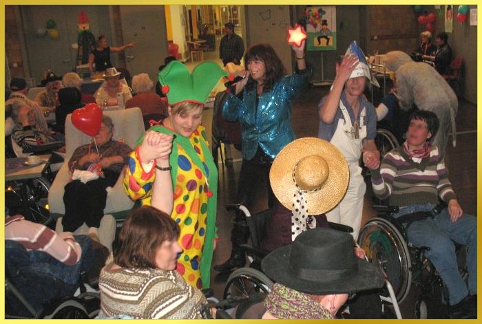 Schlager und Faschingshits vorgetragen von fr�hlicher S�ngerin.