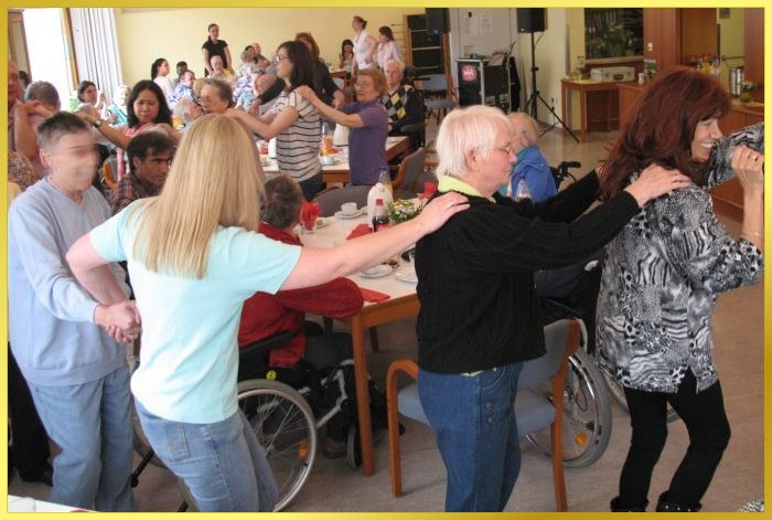 Schlagers�ngerin ermuntert die G�ste, bei der Saalpolonaise mitzumachen!!