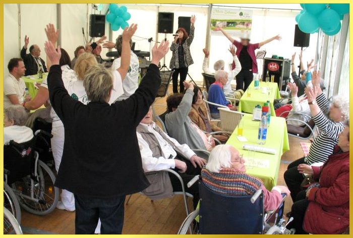 Marina singt und wird durch Betreuer u. Bewohner gesanglich und mit winken unterst�tzt.