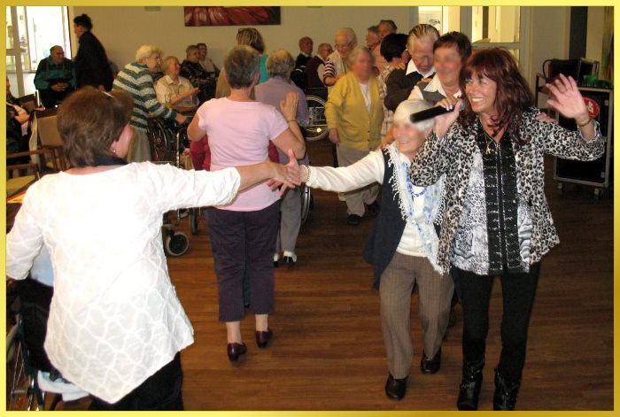 Schlagers�ngerin Marina f�hrt lachend und singend die Saalpolonaise an.!